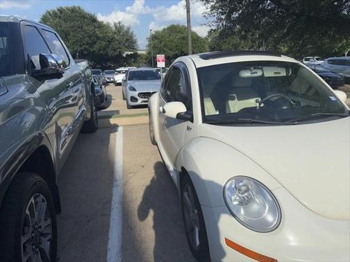 2008 Volkswagen New Beetle Triple White