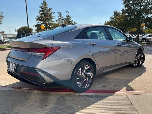 2025 Hyundai ELANTRA SEL