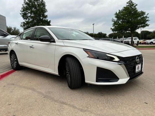 Pearl White Tricoat 2025 Nissan Altima 2.5 SV