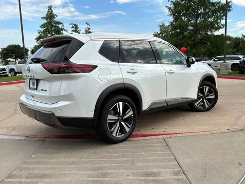 Everest White Pearl Tricoat 2026 Nissan Rogue SL