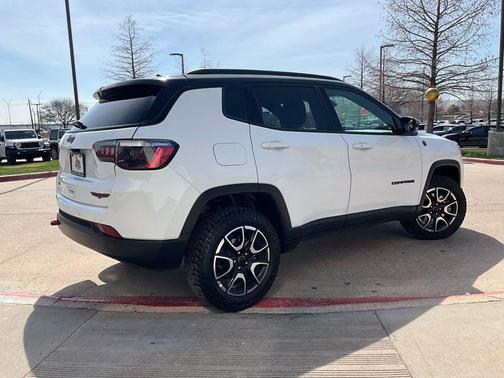 Bright White Clearcoat 2025 Jeep Compass Trailhawk