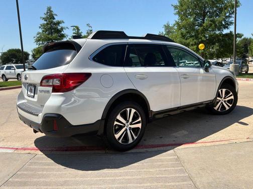 Crystal White Pearl 2018 Subaru Outback 2.5i Limited