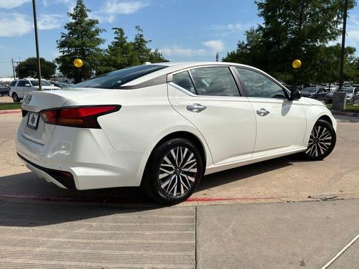 Glacier White 2025 Nissan Altima 2.5 SV