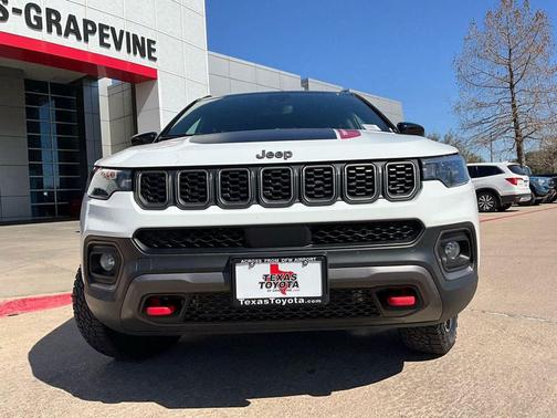 Bright White Clearcoat 2025 Jeep Compass Trailhawk
