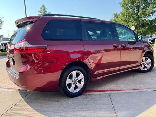 2020 Toyota Sienna LE