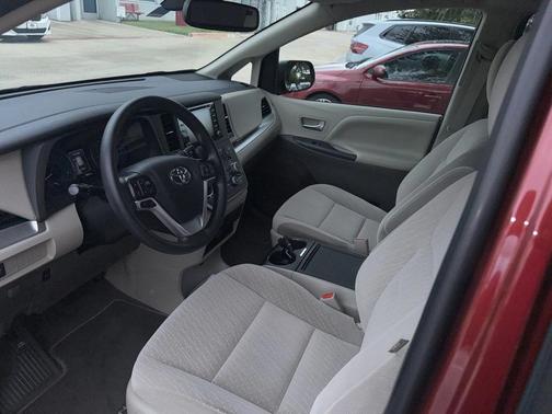 2020 Toyota Sienna LE