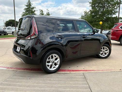 Fusion Black 2025 Kia Soul LX