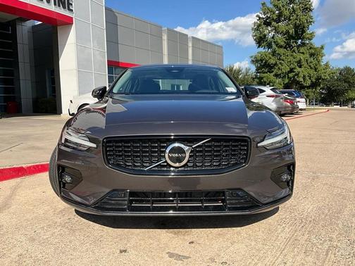 2024 Volvo S60 B5 Core Dark Theme