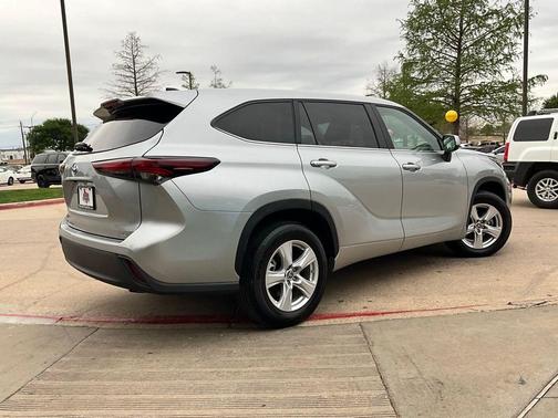 Celestial Silver Metallic 2025 Toyota Highlander LE
