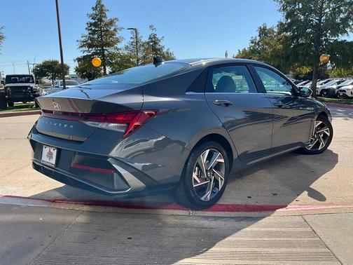 2025 Hyundai ELANTRA SEL