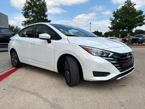 Aspen White Tricoat 2025 Nissan Versa 1.6 SV