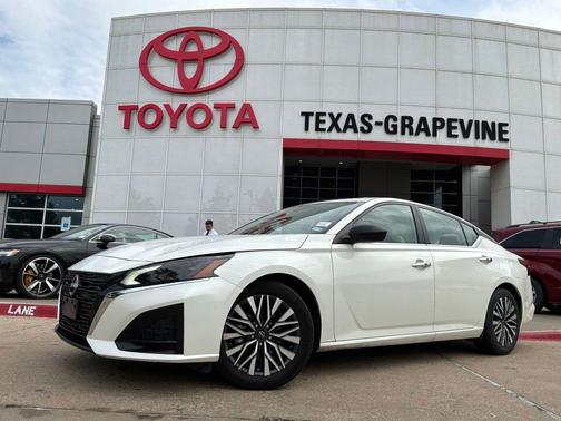 Pearl White Tricoat 2025 Nissan Altima 2.5 SV
