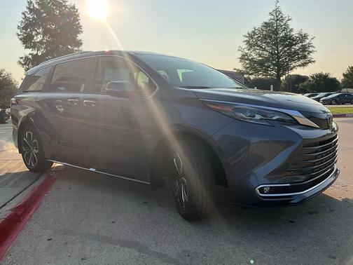 2025 Toyota Sienna Platinum 7 Passenger