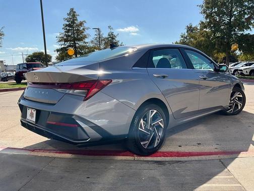 2025 Hyundai ELANTRA SEL