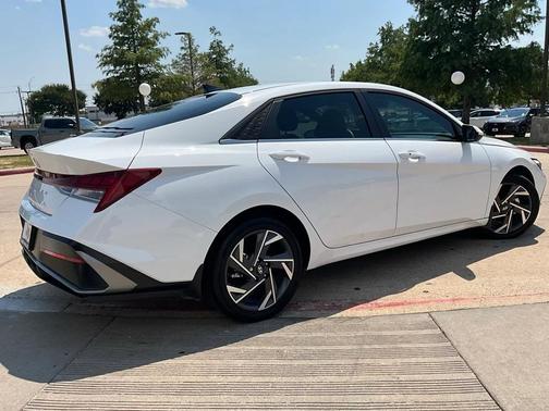 2025 Hyundai ELANTRA SEL