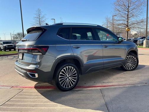 Platinum Gray Metallic 2025 Volkswagen Taos 1.5T SE