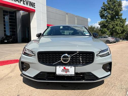 2024 Volvo S60 B5 Core Dark Theme