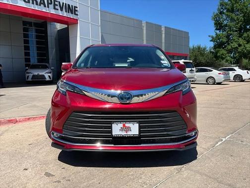 2022 Toyota Sienna XLE 8 Passenger