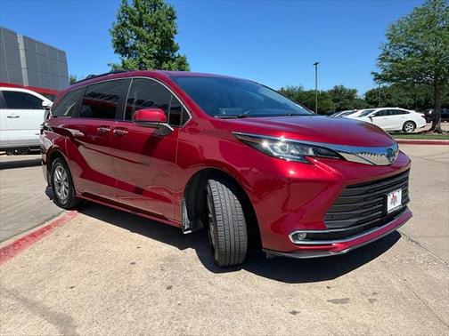 2022 Toyota Sienna XLE 8 Passenger