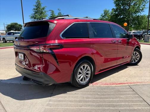 2022 Toyota Sienna XLE 8 Passenger