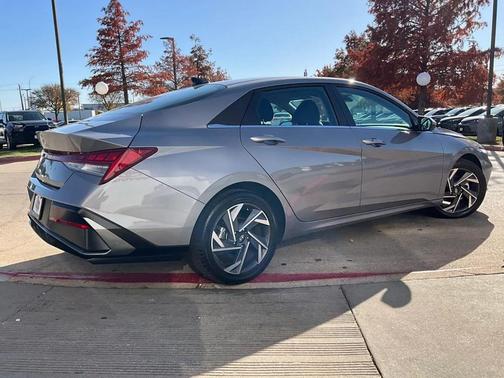 2025 Hyundai ELANTRA SEL