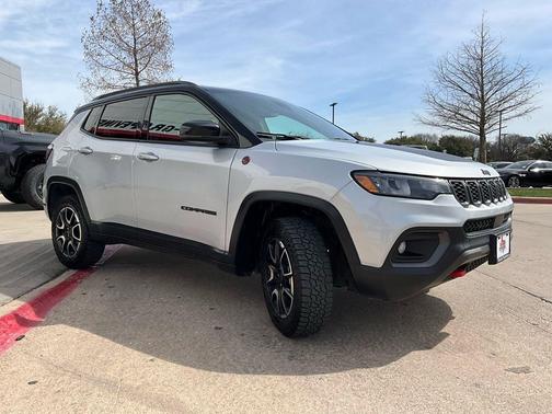 Silver Zynith Metallic Clearcoat 2025 Jeep Compass Trailhawk