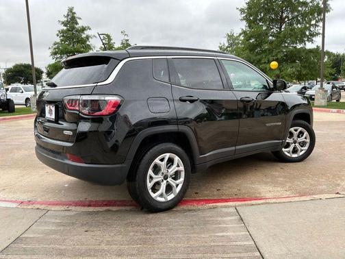 Diamond Black Crystal Pearlcoat 2025 Jeep Compass Latitude