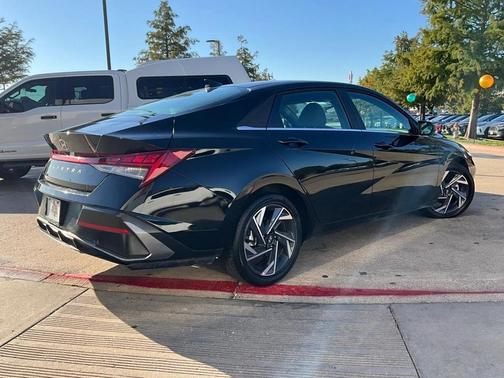 2025 Hyundai ELANTRA SEL