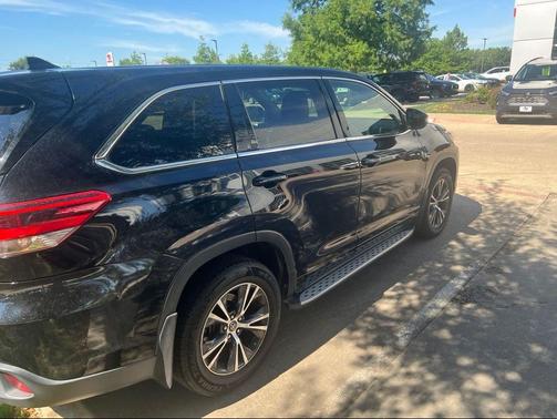 Midnight Black Metallic 2017 Toyota Highlander LE Plus