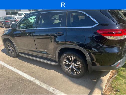 Midnight Black Metallic 2017 Toyota Highlander LE Plus
