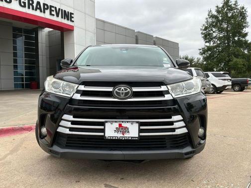Midnight Black Metallic 2017 Toyota Highlander LE Plus