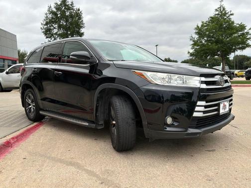 Midnight Black Metallic 2017 Toyota Highlander LE Plus