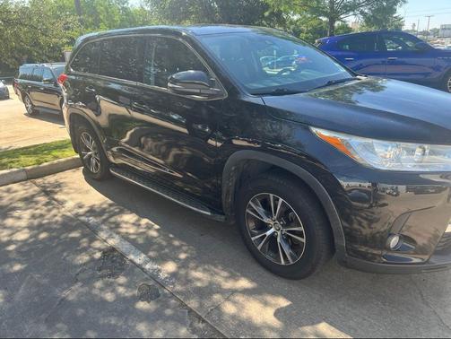 Midnight Black Metallic 2017 Toyota Highlander LE Plus