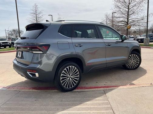 Platinum Gray Metallic 2025 Volkswagen Taos 1.5T SE