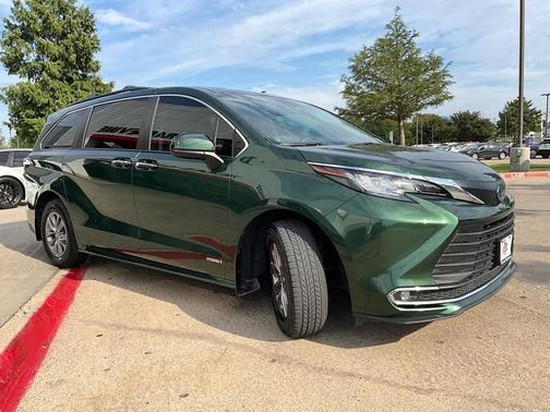 2021 Toyota Sienna XLE 8 Passenger
