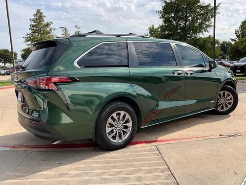 2021 Toyota Sienna XLE 8 Passenger