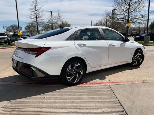 2025 Hyundai ELANTRA SEL