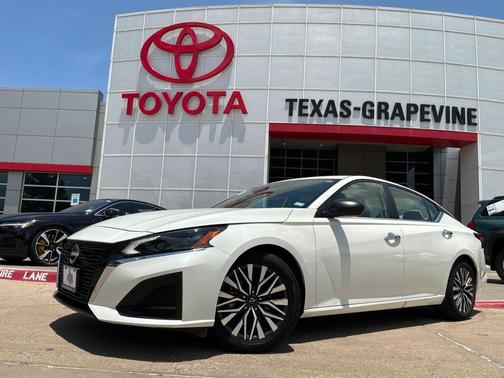 Pearl White Tricoat 2025 Nissan Altima 2.5 SV