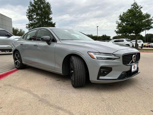 Vapour Grey Metallic 2024 Volvo S60 B5 Core Dark Theme