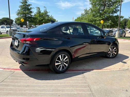 Super Black 2025 Nissan Versa 1.6 SV