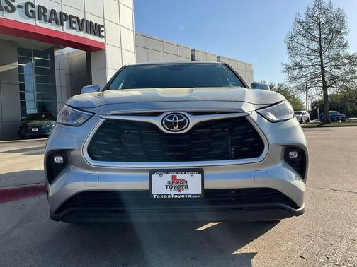 Celestial Silver Metallic 2025 Toyota Highlander LE