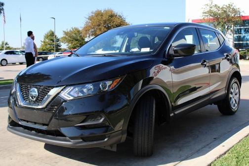 Photo 4 of 8 of 2020 Nissan Rogue Sport S
