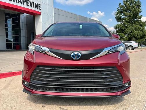 2025 Toyota Sienna XLE 8 Passenger