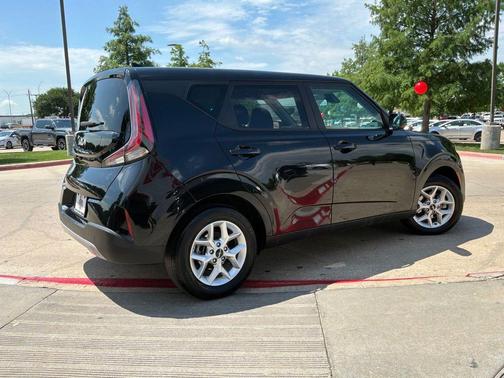 Fusion Black 2025 Kia Soul LX