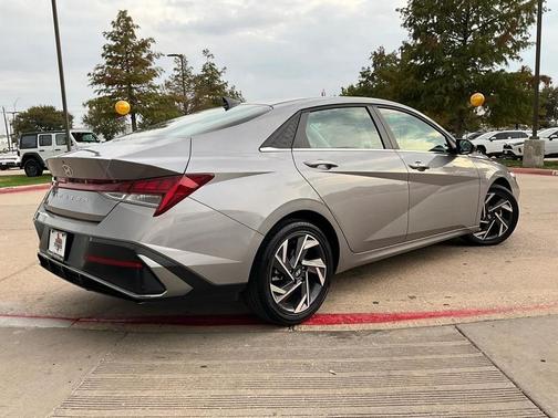 2025 Hyundai ELANTRA SEL