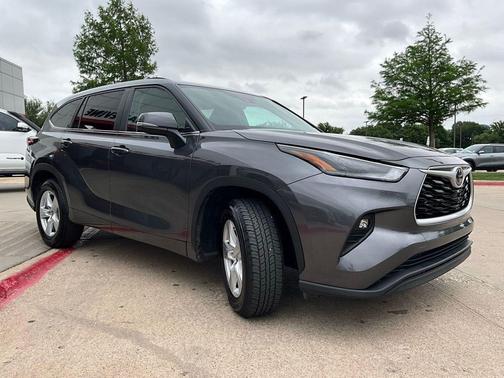 Magnetic Gray Metallic 2025 Toyota Highlander LE