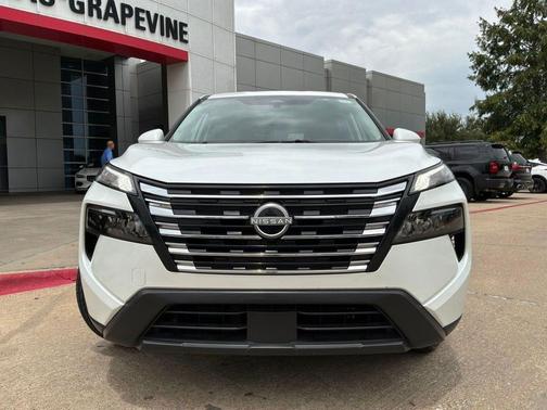 Everest White Pearl 2025 Nissan Rogue SV