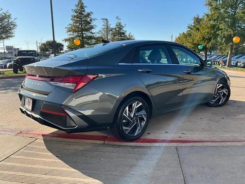 2025 Hyundai ELANTRA SEL