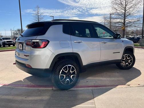 Silver Zynith Metallic Clearcoat 2025 Jeep Compass Trailhawk