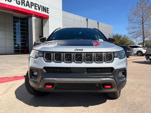 Silver Zynith Metallic Clearcoat 2025 Jeep Compass Trailhawk
